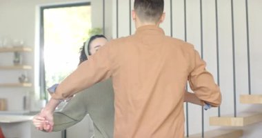 Çift göz bağını çıkartıyor ve mutfakta yakınlaşmak için dans ederken birbirlerine rehberlik ediyor. Romantizm, bağlantı, zarafet, hareket, uyum, şefkat, yakınlık