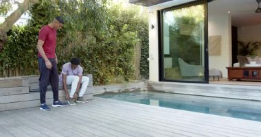 Gevşek bağcıkları fark eden, ısınmak için ayakkabılarını bağlayan ve tahta güvertede şınav çeken farklı adamlar. Fitness, yoldaşlık, açık hava, sağlık, kentsel, aktif, motivasyon