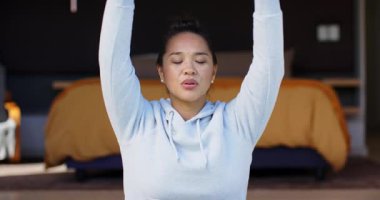 Kadın nefes alıyor, kaldırıyor ve dua etmek için kollarını indiriyor. Meditasyon için battaniyeyle yatakta poz veriyor. Farkındalık, rahatlama, sağIık, dinginlik, meditasyon, düşünceli, sakin