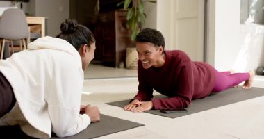 Mat 'lar çeşitli kadın arkadaşlarını motive ediyor. Oturma odasında tabletin yanında ön kol tahtası tutuyorlar. Sağlık, fitness, arkadaşlık, işbirliği, dinginlik, ev ortamı, dinamik