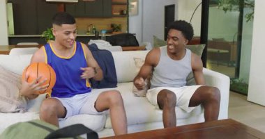 Çeşitli erkek arkadaşlar evden çıkmadan önce basketbol oynuyorlar, akıllı telefonları ve sırt çantalarını alıyorlar. Gündelik, arkadaşlık, kentsel, yaşam tarzı, modern, enerjik, sosyal