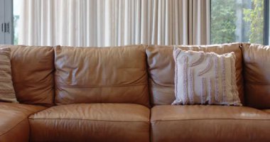 Kitap ve gözlük taşıyan Asyalı adam deri koltukta oturup rahatlamak için sayfaları çeviriyor. Lüks, konfor, sükunet, iç mekan, rahatlık, sofistike yaşam tarzı