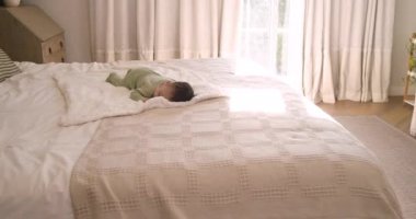 Annem yatakta uyuyan bebeği fark eder, yatağın yanına adım atar ve sakin bir odak için ağaç pozu verir. Dinginlik, farkındalık, rahatlama, evcil, sağIık, uyum, sükunet