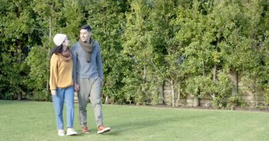 Ekranın dışında, farklı çiftler el ele tutuşup bahçede yürüyorlar ve gülümsüyorlar. Romantizm, samimiyet, rahatlık, doğa, dinginlik, dostluk, uyum.