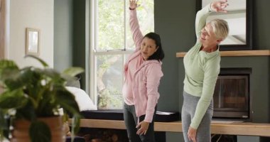 Başlangıçta spor giyim bölümündeki son sınıf bayan arkadaşlar oturma odasında ısınmak için ısınmaya hazırlanıyorlar. Spor, sağlık, rahatlama, rahat, ortam, arkadaşlık, ev