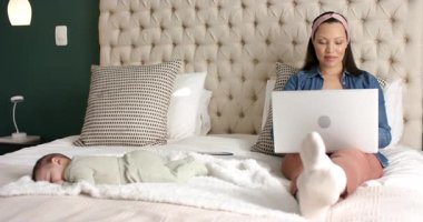 Dizüstü bilgisayarı kucağa yerleştirmek, e-posta yazmak ve uyuyan bebeğe bakmak, kopyalama alanı. Annelik, çoklu görev, rahatlama, konfor, bakım, modern