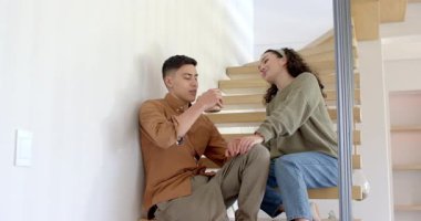 Bir çiftin antrede kahve fincanı yudumlarken merdivenlere adım atması an meselesi. Romantik, samimi, samimi, minimalist, yaşam tarzı, modern, ev