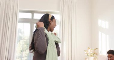 Çeşitli bayan arkadaşlar oturma odasında elbise seçiyorlar. Bir tanesi, arkadaşının el kol hareketleriyle onayını alırken. Arkadaşlık, moda, ev, zarafet, gündelik, sıcaklık, yaşam tarzı