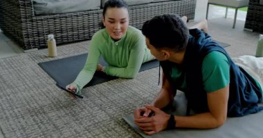 Çeşitli çiftler akıllı telefon uyarısına tepki veriyor, içeriği kaydırıyor ve veranda paspaslarında kaynaşıyor. Romantik, boş, modern, yaşam tarzı, bağlantı, açık hava, neşeli