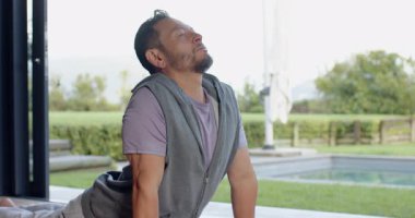 Asyalı adam güvertede gri yoga minderine bastırıyor gövdeyi yukarı kaldırıyor ve köpek omurgasını geriyor. Egzersiz, sağlık, açık hava, spor, rahatlama, sükunet, duruş