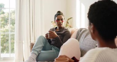 Arkadaşça bir soruyla karşınızdayız. Orta yaşlı Hintli bir kadın bardağını yudumluyor ve parlak oturma odasında el kol hareketi yapıyor. Rahatlama, dostluk, sohbet, ev, rahatlık, iletişim, gündelik