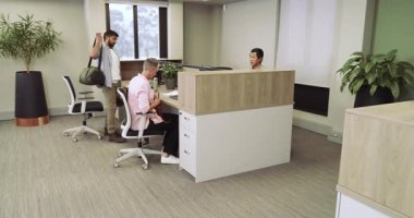 Resepsiyonist Asyalı erkek. Resepsiyonda müşteri tokalaşması üstüne bisiklet sürüyorlar. Profesyonel, kurumsal, modern, müşteri hizmetleri, çalışma alanı, kentsel, karşılama