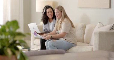 Kadın meslektaşlar evrakları değiş tokuş ediyor, rapor için evdeki belgeleri incelerken dizüstü bilgisayarda yazıyorlar. İşbirliği, takım çalışması, tartışma, iletişim, profesyonel, samimi, modern