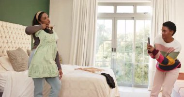 Telefon rehberine göre, çeşitli kadın arkadaşlar yeşil elbiseyle yatak odasındaki telefon rehberini karşılaştırıyor. Moda, işbirliği, tarz, iletişim, modern, zarafet, ilham