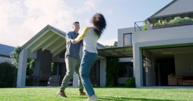 Bir çift el sıkışarak evin ön bahçesine göz teması kuruyor, kaldırma etrafında dönüyor romantik anları paylaşıyor. Romantizm, şefkat, samimiyet, açık hava, eğlence, neşe, bağlantı