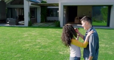 Çeşitli çiftler kırmızı ipi tutarak, elele tutuşup çimlerde dönüyorlar ve sonra eve giriyorlar. Romantizm, şefkat, uyum, açık hava, yaşam tarzı, hayat dolu, oyuncu.