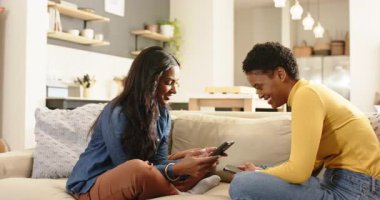 Tuhaf mesajlar, telefon dağıtan ve evdeki kanepede gülen çeşitli bayan arkadaşlar. Arkadaşlık, sosyal etkileşim, eğlence, rahatlama, gündelik, canlı, bağlantı