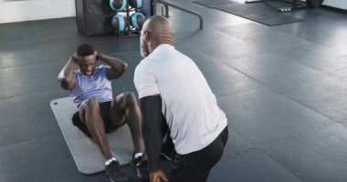 Afro-Amerikan antrenör ve müşteri sırayla mekik çekiyorlar sonra yumruk tokuşturuyorlar, mekanı kopyalıyorlar. Fitness, antrenman, motivasyon, güç, teşvik, egzersiz, atletik