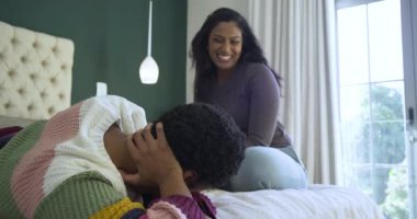 Çeşitli bayan arkadaşlar yatak odasına girer ve yakınlarda akıllı telefonla sohbet eder, arayı kapatırlar. Arkadaşlık, sohbet, rahatlama, çeşitlilik, ev, konfor, bağlantı