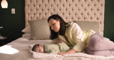 Annem büyük boy yatakta uyuyan bir bebeği fark etti. Kabarık bir battaniyeyle bebeği sakinleştirmek için sırt sıvazlıyordu. Bakım, bakım, şefkat, rahatlık, ninni, rahatlama, sıcaklık.