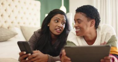 Çeşitli bayan arkadaşlar yatakta aletlerle konuşuyor sonra gülümsüyor ve kameraya doğru gülüyorlar. Gündelik, arkadaşlık, iletişim, yaşam tarzı, rahat, genç, samimi.