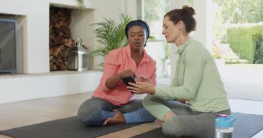 Çeşitli bayan arkadaşlar telefonlarını paylaşıyor. Kahkahadan evdeki yoga minderinde teselli bulmaya çalışıyorlar. Arkadaşlık, sağlık, rahatlama, bağlantı, açık hava, ev, günlük