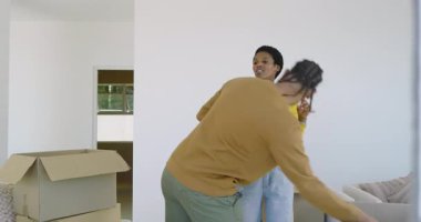 Çeşitli çiftler taşınan kutuları açıyor, resim çerçevelerini inceliyor, evde dans ediyor ve kutlama yapıyorlar. Konut, samimiyet, hareket, neşeli, çağdaş, boş zaman, uyum
