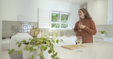 Gülümsemesini fark ettim. Mutfak adasında kadeh kaldırmak için turta ve şarap kadehlerini kaldıran bir çift. Kutlama, samimiyet, evcil, rahat, mutfak, sıcaklık.