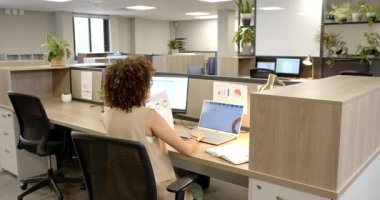 Masadaki çizelgeleri gözden geçirmek, farklı iş arkadaşlarının esnemesi, kahve fincanlarını paylaşmak ve dizüstü bilgisayarda yeniden odaklanmak. İşbirliği, üretkenlik, çalışma alanı, modern, profesyonel, iletişim, takım çalışması