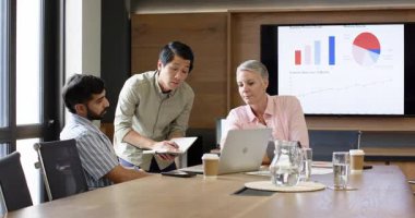 Çeşitli takımlar yönetim kurulundaki haritaları takip ediyor. Dizüstü bilgisayarları rehber ekibe kapattıktan sonra. İşbirliği, beyin fırtınası, strateji, analitik, sunum, takım çalışması, profesyonellik