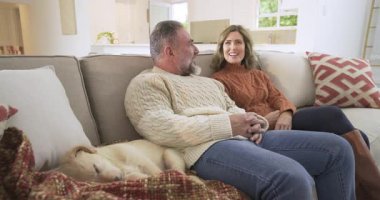 Açık gri kanepeye yerleştikten sonra çiftler gülmek için hikâyelerini paylaşıyorlar. Romantizm, yakınlık, arkadaşlık, konfor, yaşam tarzı, aile, duygusal