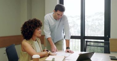 Muhtelif takımlar verileri tartışıyor ve tableti tıkırdatıyor. Olgun bir adam ofiste tabletlere yaslandıktan sonra. İşbirliği, analitik, takım çalışması, sunum, modern, iş dünyası, iletişim