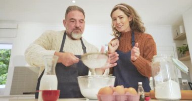 Birkaçı elekten geçirir, unu karıştırır, sonra süt döker ve pişirmek için yumurta kırardı. Mutfak, takım çalışması, köy, yerli, hazırlık, uyum, süreç