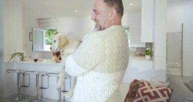 Kadın yumurtaları kırarken çift, esneyen av köpeğinin mutfak adasına taşınmasına tepki veriyor. Aile, evcil, rahat, yaşam tarzı, samimiyet, samimi, günlük yaşam