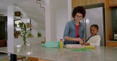 Mutfağa giriyoruz, çeşitli anne-kız sebze dilimliyoruz, öğle yemeği hazırlıyoruz, sırt çantası takıyoruz. Aile, beslenme, işbirliği, canlı, evcil, besleyici, sağlıklı.