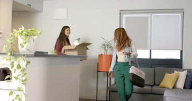 Bayan müvekkil ve resepsiyonist paketlerini açıyor, dinlenme odasına telefon yürüyüşü için bitki yerleştirme yeri. Profesyonel, işbirliği, iç mekan, modern, kurumsal, dostane, gündelik