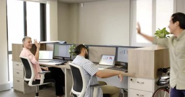 Meslektaşlar veri tartışmak için bisiklet iterken çalışma odasındaki çizelgeleri görüyorlar. İşbirliği, takım çalışması, modern, profesyonel, açık ofis, yenilik, iletişim