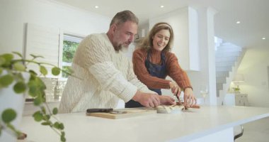 Birkaç turta tabağı yerleştirmek, mutfak adasında pasta dilimleri dokumak kafes pastası hazırlamak. Mutfak, takım çalışması, köy, yerli, hazırlık, rahat, zanaatkar