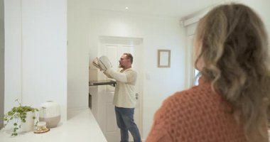 Bir çift fırın eldivenli fırından ada tezgahına turta getirip teftiş ediyor. Yurt içi, kutlama, köy, rahat, aşçılık, hazırlık, yaşam tarzı