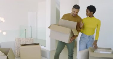 Taşındıktan sonra kutuları açarlar, battaniye, cam kavanoz, modern yaşam alanına resim koyarlar. Aile, yer değiştirme, organizasyon, iç mekan, takım çalışması, minimalist, yaşam tarzı