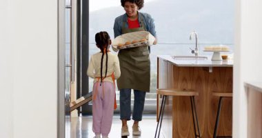 Zamanlayıcı çalıyor, çeşitli anne ve kızları adadaki fırından rulo rulo seçiyorlar. Aile, pişirme, ev, mutfak, sıcaklık, birliktelik, aşçılık.