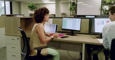 Çeşitli iş arkadaşları çalışıyor. Ofisteki açlığı azaltmak için telefonu kontrol eden, yoğurt yiyen bir kadın. İşbirliği, verimlilik, teknoloji, modern, takım çalışması, gündelik, odaklanma