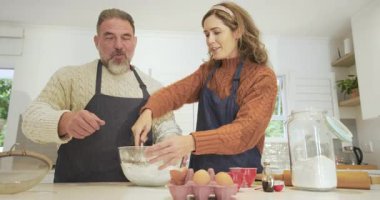 Mutfak tezgahında çırpıcıyla çırpıcıyı tutan adam pişirmeye başlıyor. Mutfak, yerli, rahat, takım çalışması, neşeli, çağdaş, yaşam tarzı