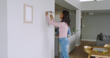 Afro-Amerikalı bayan arkadaşlar evlerinde ahşap çerçeve tutuyorlar, soyut sanat eserleri ile, kopyalama alanı. İşbirliği, iç mekan, çağdaş, gündelik, yaşam tarzı, estetik, tasarım