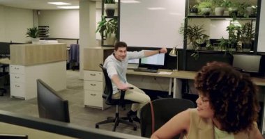 İş bittikten sonra, iş arkadaşları sırt çantası, dizüstü bilgisayar ve spor paspası ile ofisten ayrılıyorlar. Ortak çalışma, üretkenlik, modern, kurumsal, çalışma alanı, dinamik, profesyonel