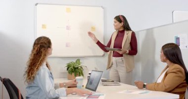 Çeşitli iş arkadaşları sunucuyu takip ediyor ofis özetleme noktalarında yapışkan notlar yazıyor, kopyalama alanı. İşbirliği, beyin fırtınası, takım çalışması, iletişim, strateji, profesyonel, ofis