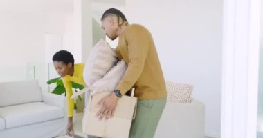 Çeşitli çiftler yeni evlerine taşınıyorlar. Yastıkları kutulardan boşaltıyorlar. Bardakları paylaşıp dekorasyonu tartışıyorlar. Minimalist, samimi, dostluk, evcil, yaşam tarzı, iç mekan, modern