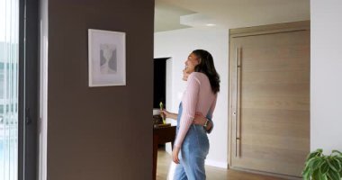 Afrikalı Amerikalı dostları asmak giriş duvarına parmak izi yerleştirmek, seviye, kopyalama alanı ile. Sanat, dekor, iç mekan, modern, arkadaşlık, işbirliği, stil