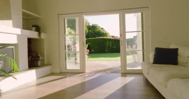 Başlangıçta, kamera Fransız kapılarını güneşli bahçe avlusuna çevirip ters yöne çevirmek için sağa dönüyor. Çağdaş, iç mekan, mimari, sükunet, doğal ışık, dekor, rahatlama