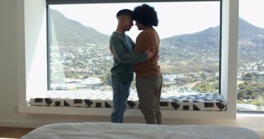 Pencere kenarına yaklaşan iki adam selamlaşmak için sarılıyorlar sonra da dağ vadisine bakıyorlar. Romantik, bağlantı, manzara, dinginlik, samimiyet, arkadaşlık, rahatlık